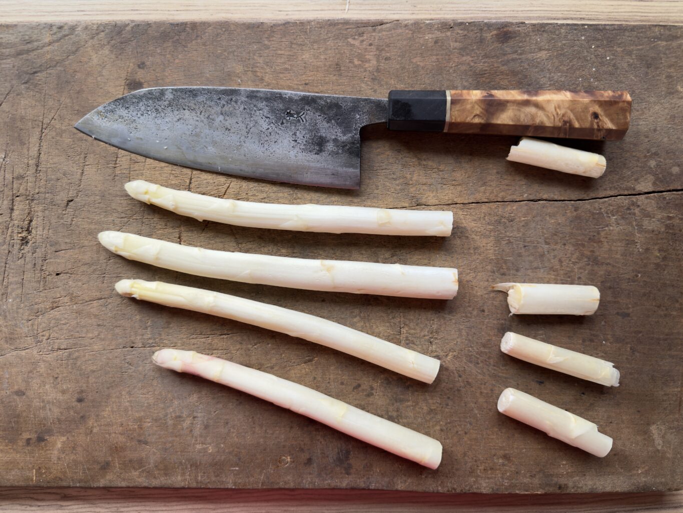Image of ends snapped off white asparagus.